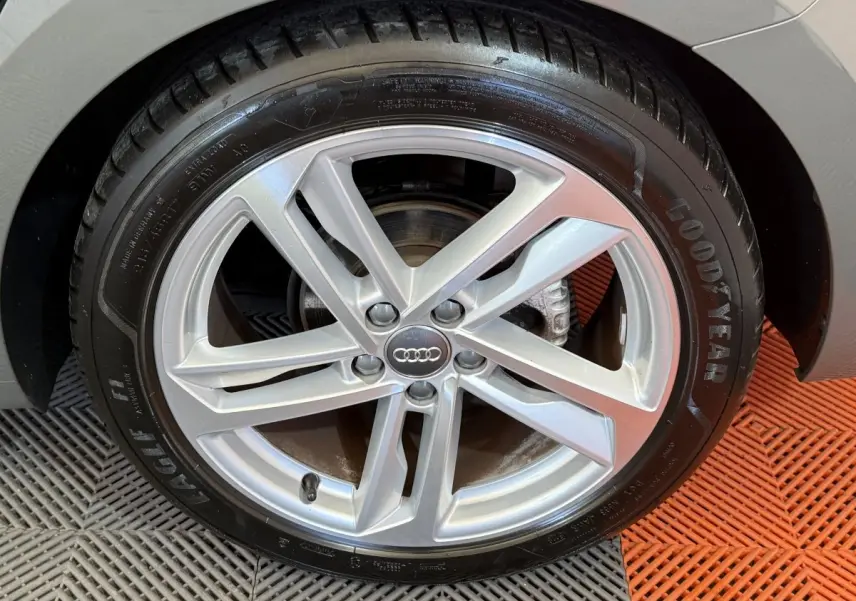 Gros plan sur la jante alliage argentée et pneu Goodyear d'une Audi A1 gris foncé, côté arrière droit.