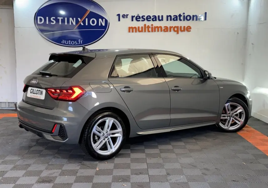 Audi A1 gris foncé vue de profil côté droit, mettant en valeur ses feux arrière LED et jantes alliage S line.