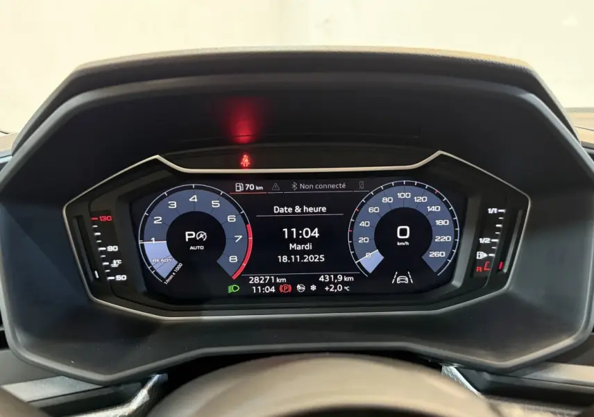 Vue rapprochée du tableau de bord numérique de l'Audi A1 2020 affichant la vitesse, régime et informations de conduite.