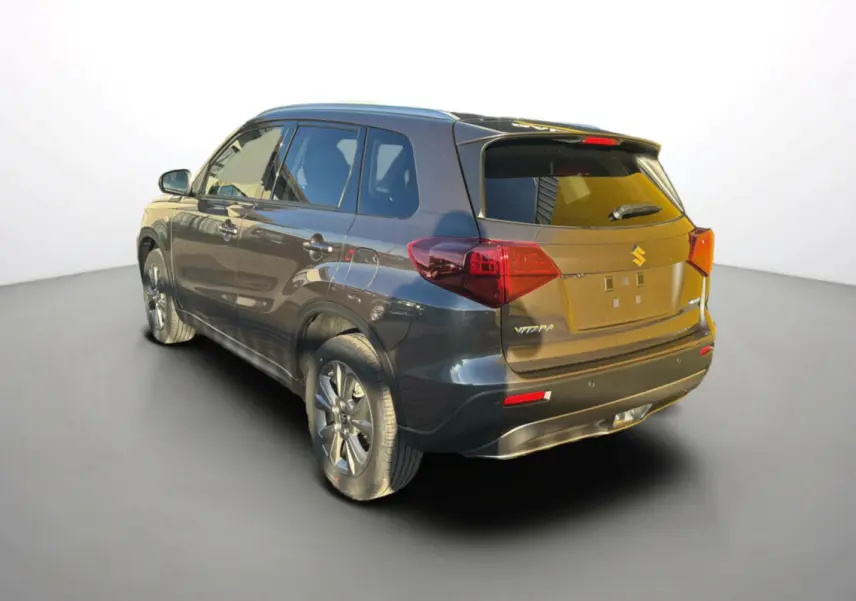 Suzuki Vitara Hybrid 110 Privilege Allgrip 2025 en Titan dark gray, vue 3/4 arrière côté gauche, jantes alu 17 pouces.