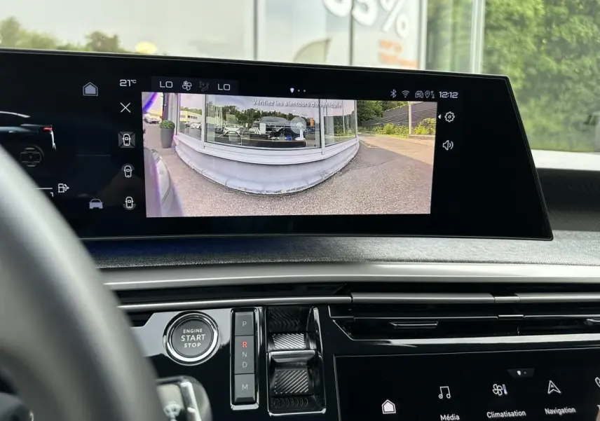 Vue intérieure du tableau de bord du Peugeot 3008 gris Artense 2024, écran central affichant la caméra de recul.