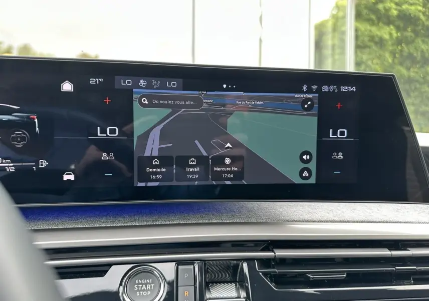 Vue rapprochée de l’écran tactile central du Peugeot 3008 2024 avec navigation active et commandes climatisation visibles.