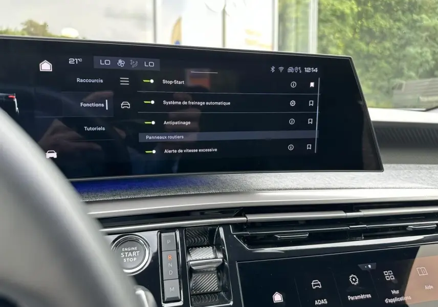 Vue intérieure du tableau de bord du Peugeot 3008 gris Artense, avec écran tactile et commandes centrales visibles.