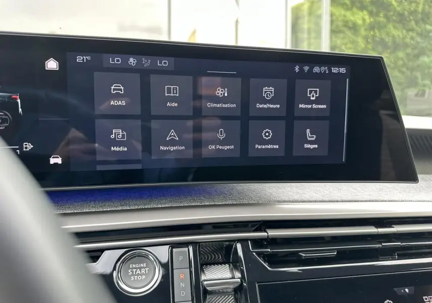 Vue intérieure du tableau de bord du Peugeot 3008 2024 avec écran tactile central et bouton start/stop visible.