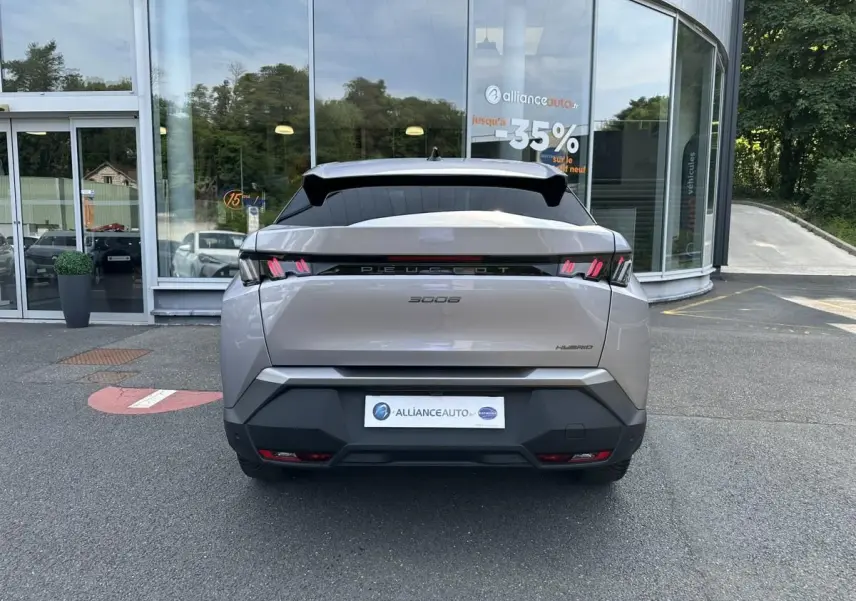 Vue arrière d’un Peugeot 3008 gris Artense avec feux arrière LED à griffes et logo Peugeot lumineux.