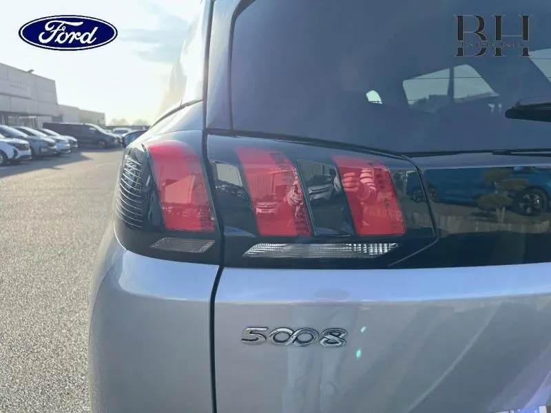 Gros plan sur l'arrière droit d'un Peugeot 5008 gris Artense, mettant en valeur le feu arrière et le logo 5008.
