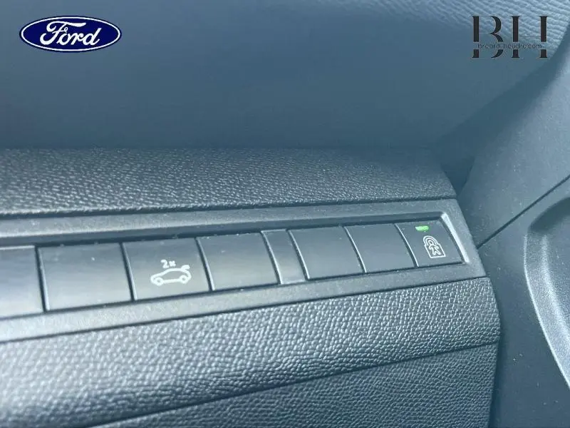 Gros plan sur les boutons de commande intérieurs noirs du tableau de bord du Peugeot 5008 gris Artense.