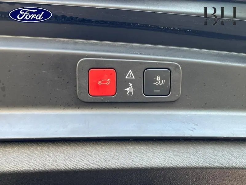 Boutons de commande du hayon électrique sur un Peugeot 5008 gris Artense, vue rapprochée intérieure.
