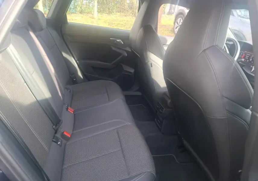 Gros plan sur la roue avant droite d’une Audi A3 bleu 2022, jante alliage S-Line au design moderne et pneu Nexen.