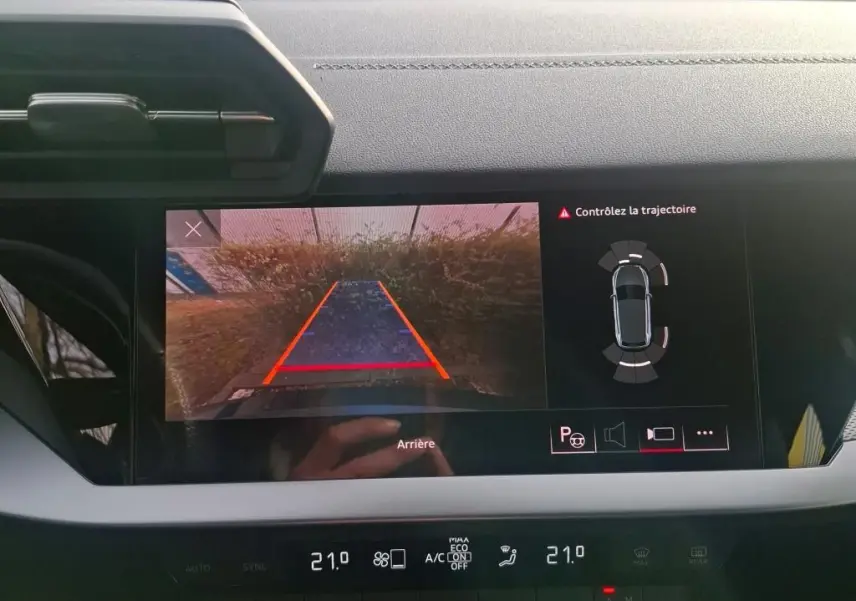 Vue intérieure côté conducteur de l'Audi A3 2.0 TDI 150 S-TRONIC S-LINE 2022 avec volant sport et tableau de bord numérique.