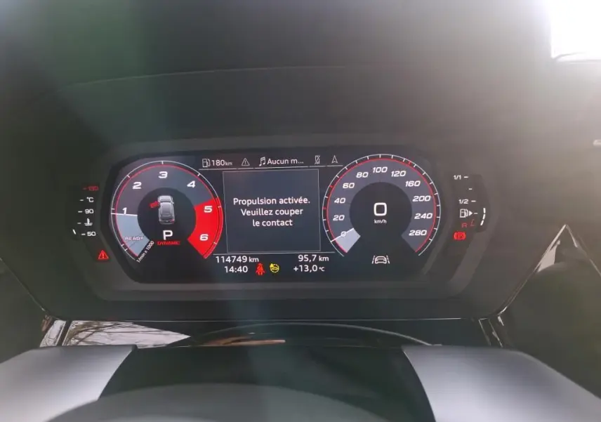 Vue intérieure côté conducteur de l'Audi A3 S-Line 2022 bleu, sièges sport en tissu noir avec logo S embossé.