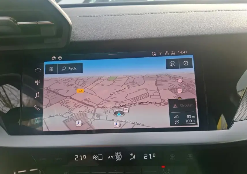 Vue rapprochée de la porte avant gauche bleu foncé d’une Audi A3 2.0 TDI S-Line avec commandes de vitres et poignée argentée.