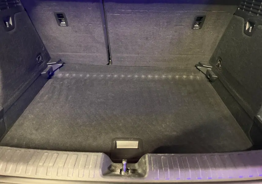 Vue intérieure du coffre spacieux et propre de l'Audi A3 2.0 TDI 150 S-Tronic S-Line, finition noire.