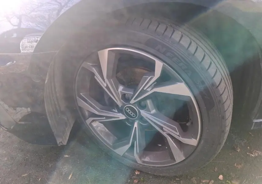 Vue arrière d'une Audi A3 bleu foncé 2022 avec logo et double sortie d'échappement intégrée au pare-chocs.