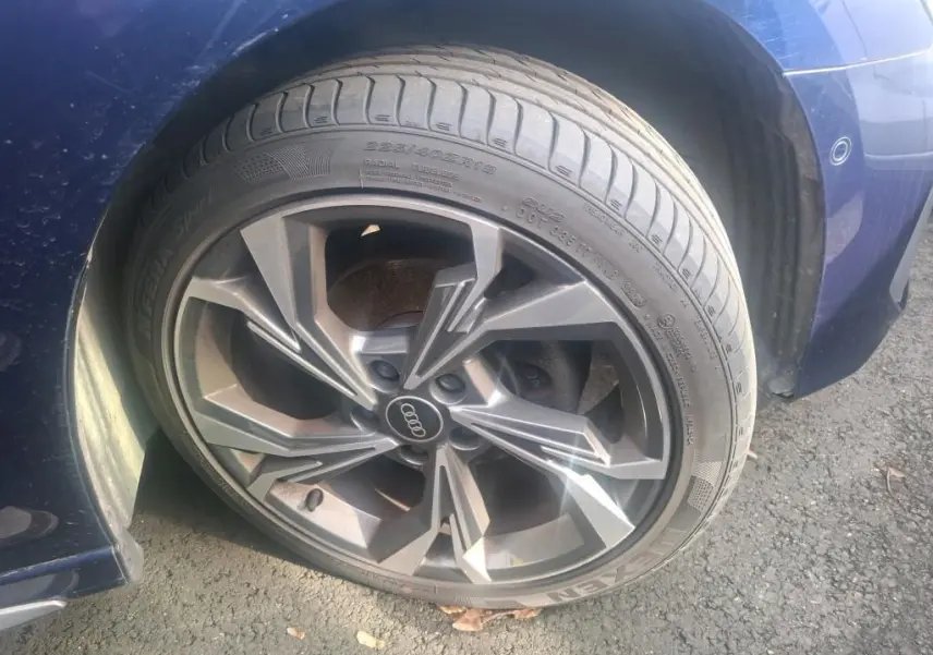 Audi A3 2.0 TDI S-Line bleu vue de profil côté gauche, avec jantes alliage et intérieur visible à travers les vitres.