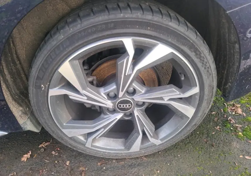 Audi A3 2.0 TDI bleu vue 3/4 arrière droit, avec jantes alliage et feux arrière LED distinctifs.