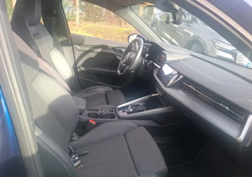 Gros plan sur la roue avant droite bleu foncé d’une Audi A3 2.0 TDI S-Line avec jante alliage à design géométrique.