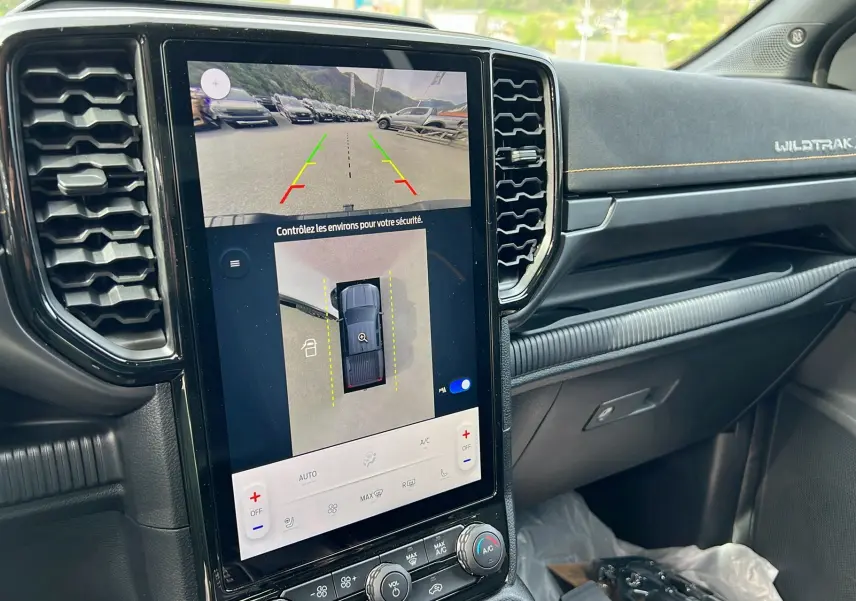 Vue rapprochée de la console centrale du Ford Ranger Wildtrak X 2025 avec écran tactile affichant caméra 360° et tableau de bord noir.
