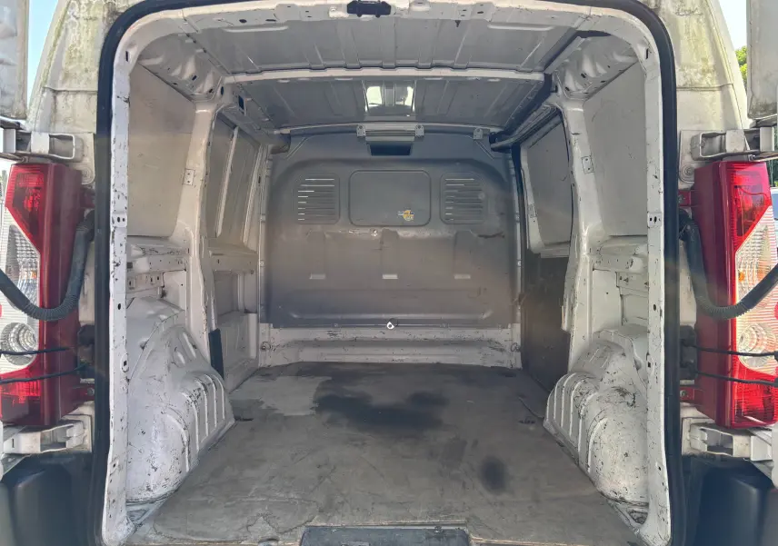 Vue arrière du fourgon blanc FIAT Scudo II 1.6 MJTD 90CV de 2010, montrant l'espace de chargement vide et usé.