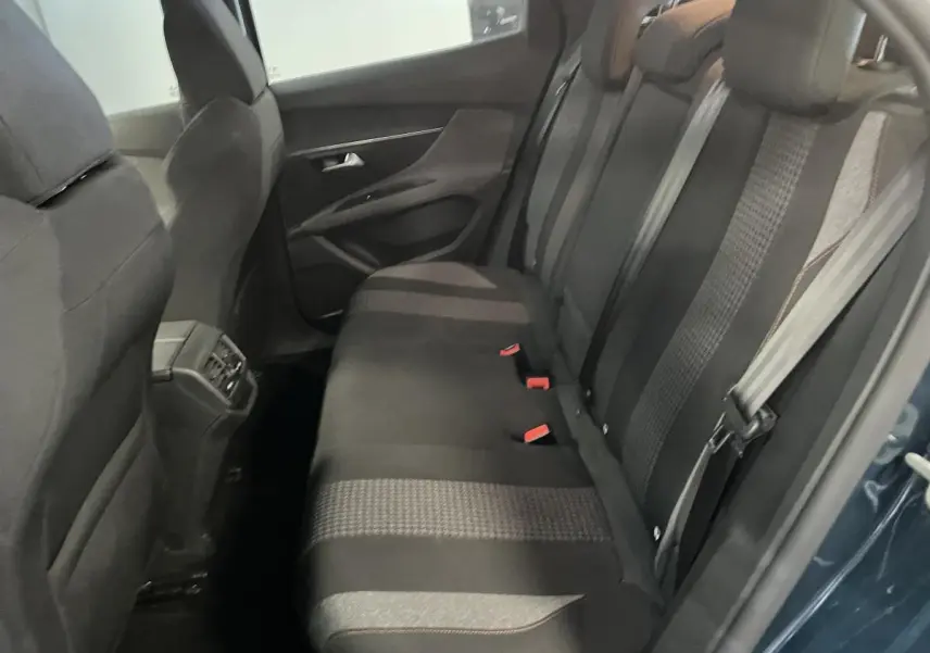 Vue intérieure côté droit des sièges arrière en textile noir et gris du Peugeot 3008 bleu 2022 Active Pack.