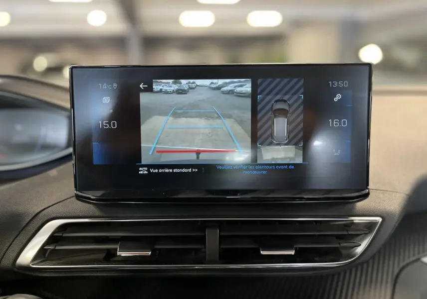 Écran tactile 10 pouces du Peugeot 3008 bleu 2022 affichant la caméra de recul et la vue 360° intérieure.