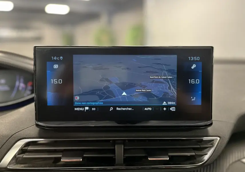 Écran tactile 10 pouces du système de navigation 3D du Peugeot 3008 bleu, affichant une carte et commandes climatisation.
