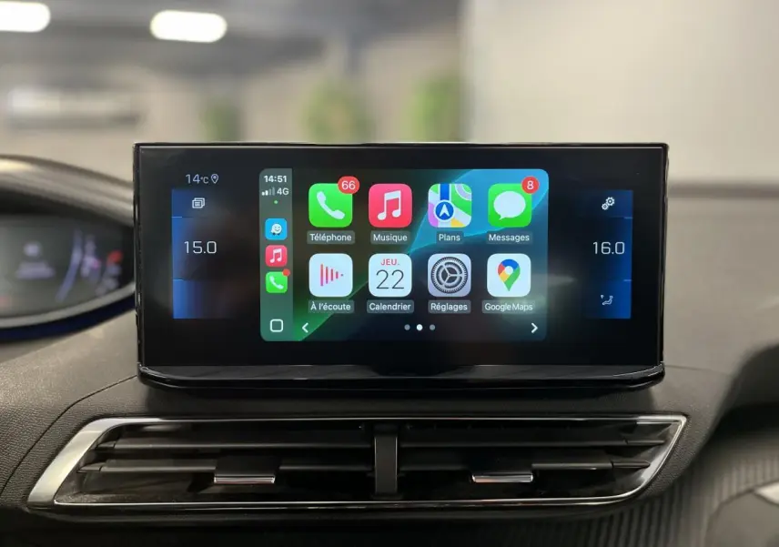 Écran tactile central du Peugeot 3008 2022 affichant des applications connectées, avec aérateurs et tableau de bord visibles.