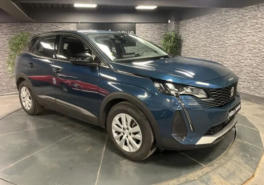 Peugeot 3008 bleu 3/4 avant droit en intérieur, avec calandre noire et jantes alliage 17 pouces.