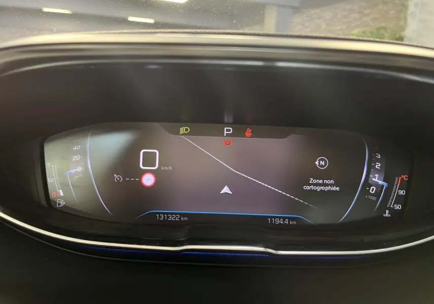 Tableau de bord numérique du Peugeot 3008 2022 montrant la navigation et les indicateurs de vitesse et température.