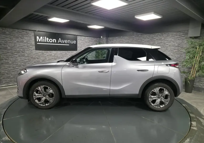 DS3 Crossback gris métallisé vue de profil côté gauche, toit blanc et jantes alliage 17 pouces Ankara.