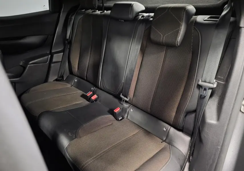 Vue intérieure des sièges arrière en tissu Perruzi Bronze avec appuie-têtes et ceintures de sécurité du DS3 Crossback 2022.