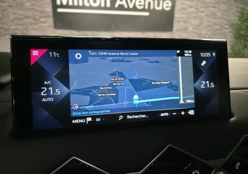 Écran tactile central du DS3 Crossback affichant la navigation et la climatisation à 21,5°C, vue intérieure frontale.