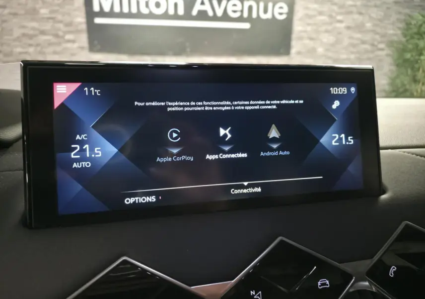 Écran tactile central affichant la connectivité Apple CarPlay et Android Auto dans un DS3 Crossback gris.