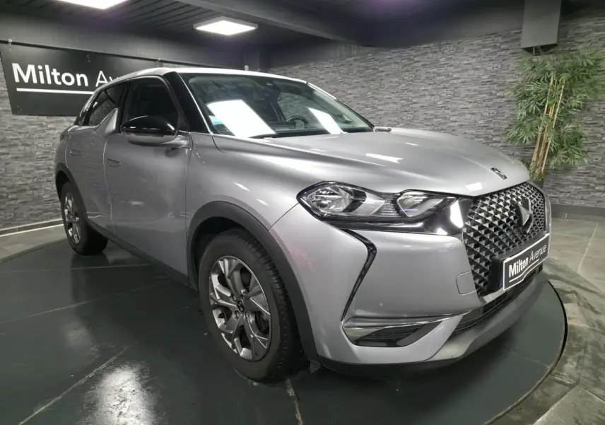 DS3 Crossback gris métallisé en 3/4 avant droit, avec calandre DS Wings et jantes alliage 17 pouces Ankara.
