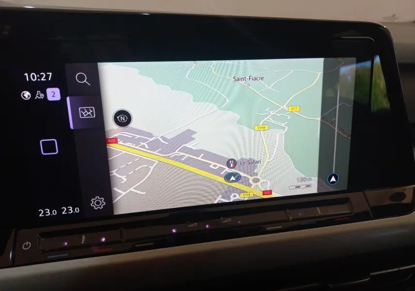 Écran tactile central de navigation affichant une carte dans une Volkswagen Golf bleu 2022.