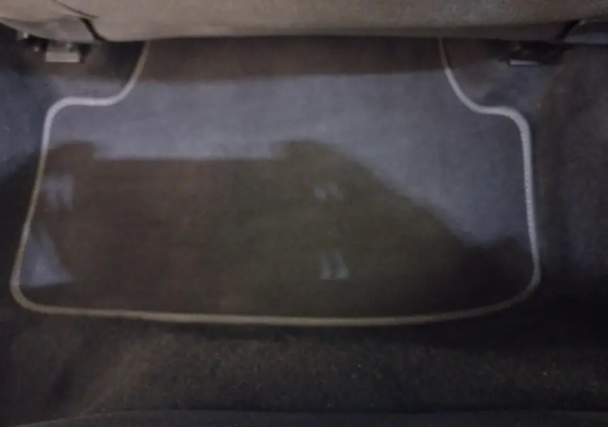 Tapis de sol noir avec surpiqûres claires côté conducteur d'une Volkswagen Golf 1.5 ETSI 2022