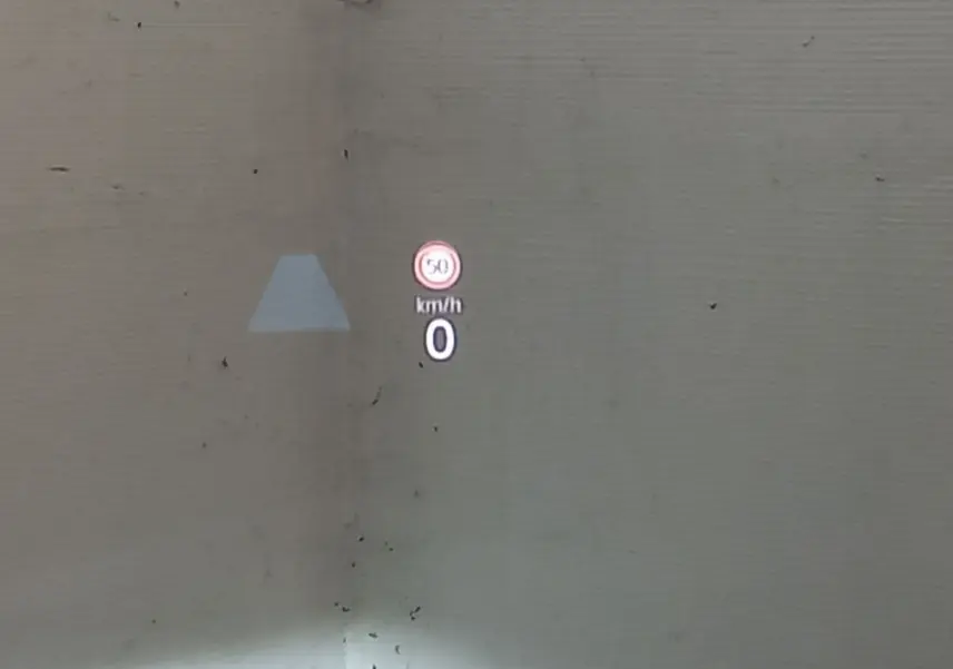 Affichage tête haute montrant la vitesse 0 km/h et une limitation à 50 km/h sur Volkswagen Golf 2022.