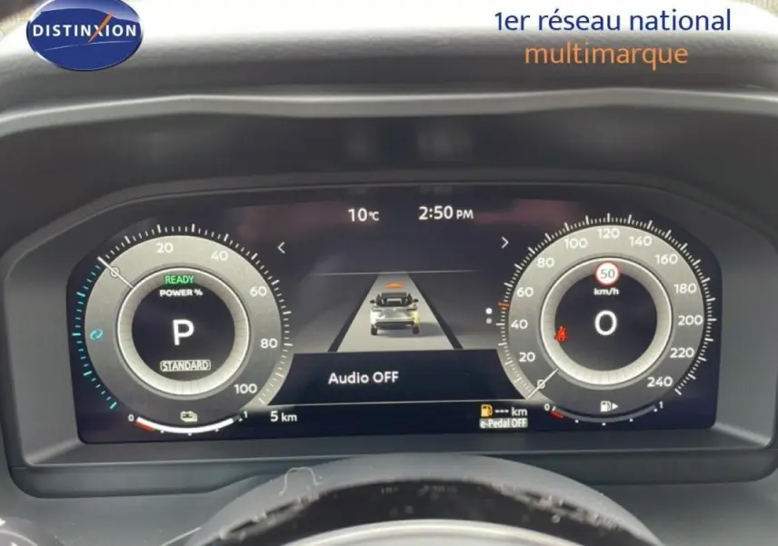 Tableau de bord numérique du Nissan Qashqai 2025 affichant la vitesse, la puissance et l'état du véhicule en vue frontale.