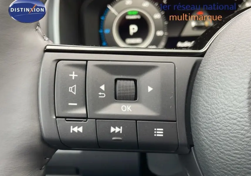 Gros plan sur les commandes multifonctions à gauche du volant gris du Nissan Qashqai 2025 hybride.