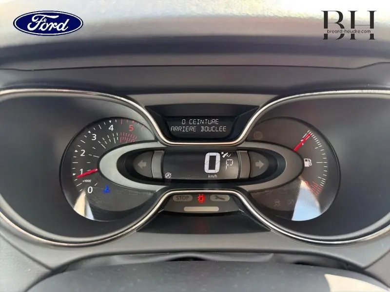 Tableau de bord de Renault Captur 1.5 dCi 90ch gris, affichant vitesse à 0 km/h et message ceinture arrière bouclée.
