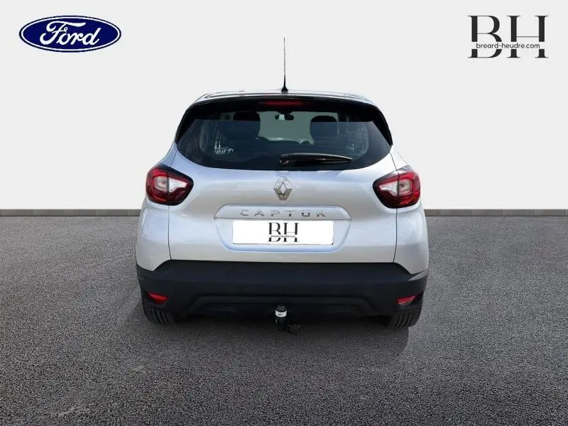 Vue arrière d'un Renault Captur gris platine de 2018 avec feux LED et attelage visible sur fond neutre.