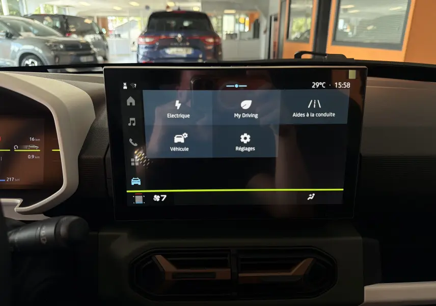 Vue intérieure centrée sur l'écran tactile du tableau de bord de la Dacia Spring 65 Extreme 2026, avec interface électrique visible.
