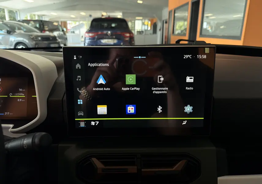 Écran tactile central de la Dacia Spring 65 Extreme 2026 affichant les applications Android Auto et Apple CarPlay.