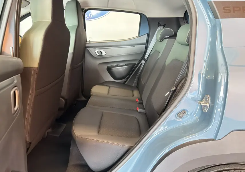 Vue intérieure côté droit des sièges arrière du Dacia Spring 65 Extreme 2026 en bleu ardoise, avec sellerie bicolore noire et grise.