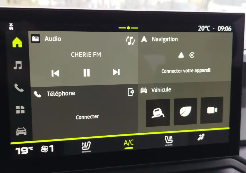 Écran tactile central du Dacia Duster gris schiste 2025 affichant audio, navigation et commandes de climatisation.