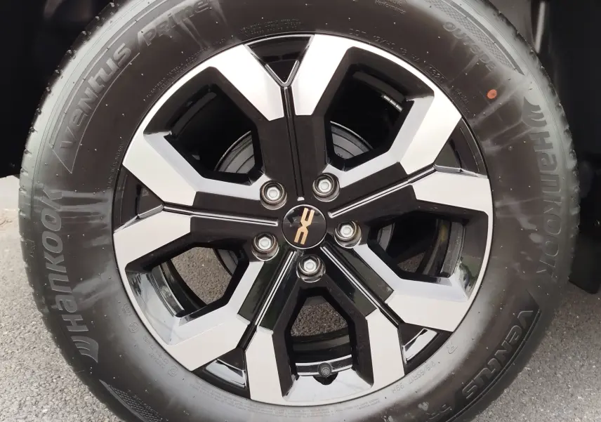 Gros plan sur la jante noire et argentée du Dacia Duster gris schiste 2025 avec pneu Hankook Ventus Prime4.