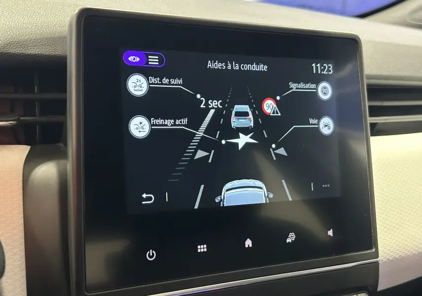 Écran central de la Renault Clio V TCe 90 gris montrant l'aide à la conduite avec caméra 360° et alertes de sécurité.