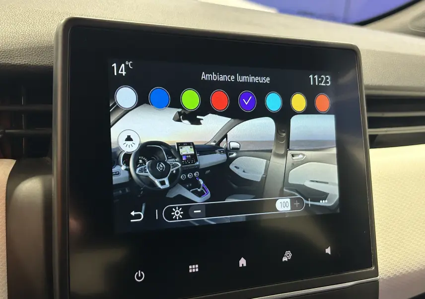 Écran tactile montrant l'ambiance lumineuse intérieure avec vue du tableau de bord et volant de la Renault Clio V gris.