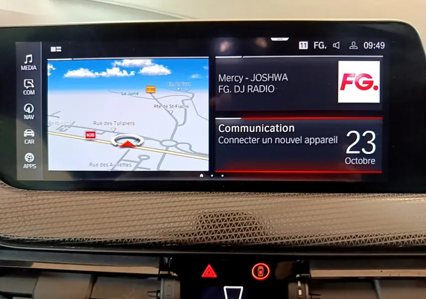 Écran central du tableau de bord de la BMW Série 1 gris clair, affichant navigation et radio FG à 09h49