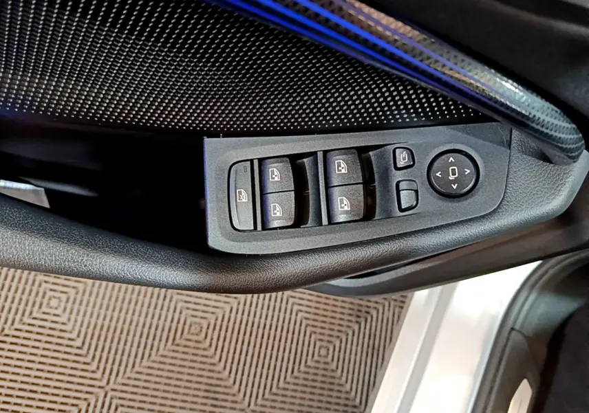 Panneau de commandes des vitres et rétroviseurs côté gauche intérieur d'une BMW Série 1 gris clair 2021.